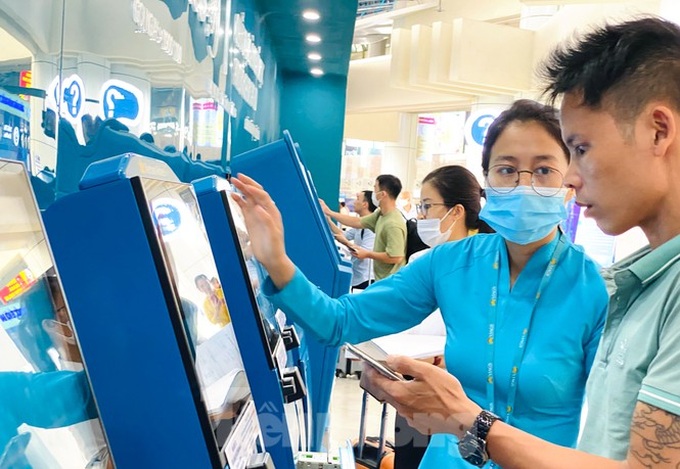 Noi Bai Airport busy as domestic travel resumed - 5