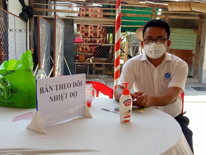 Health officials work at Binh Duong wedding for virus prevention - 3