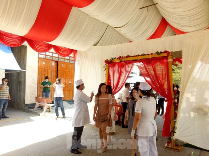 Health officials work at Binh Duong wedding for virus prevention - 1