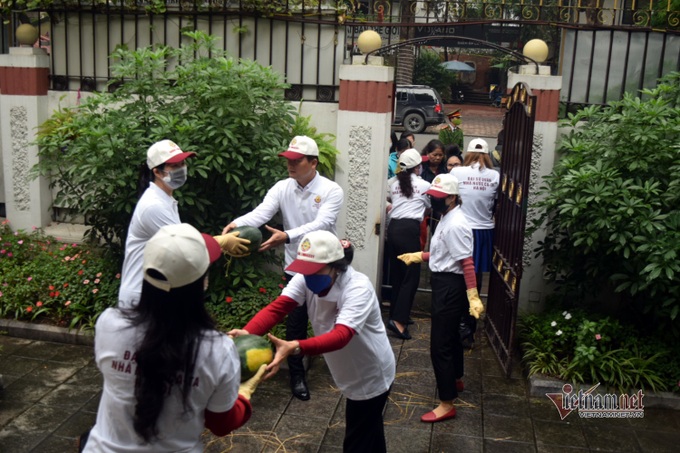Embassies support Vietnamese watermelon farmers - 1 Embassies support Vietnamese watermelon farmers - 1