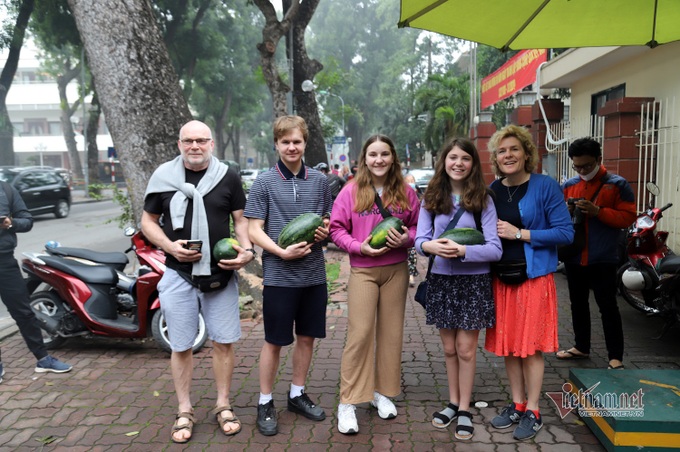 Embassies support Vietnamese watermelon farmers - 5 Embassies support Vietnamese watermelon farmers - 5