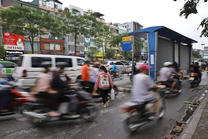 Locals complain over illogically-placed bus stops - 5