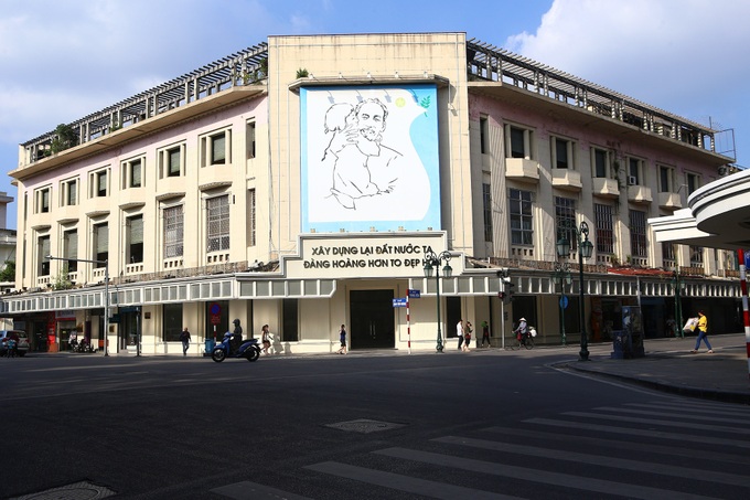 Hanoi's Trang Tien Street before and now - 10