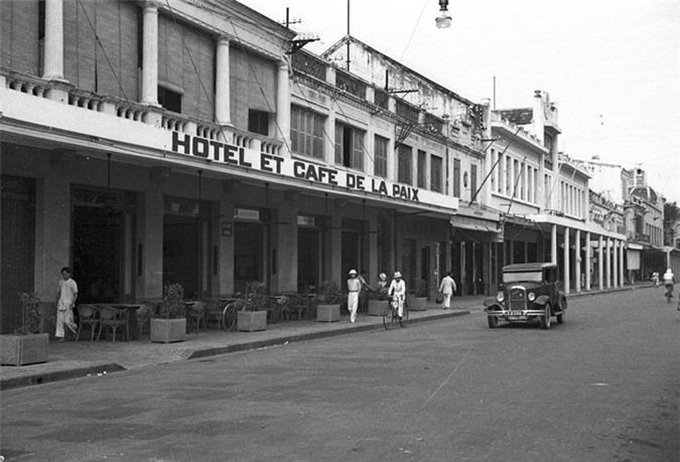 Hanoi's Trang Tien Street before and now - 11