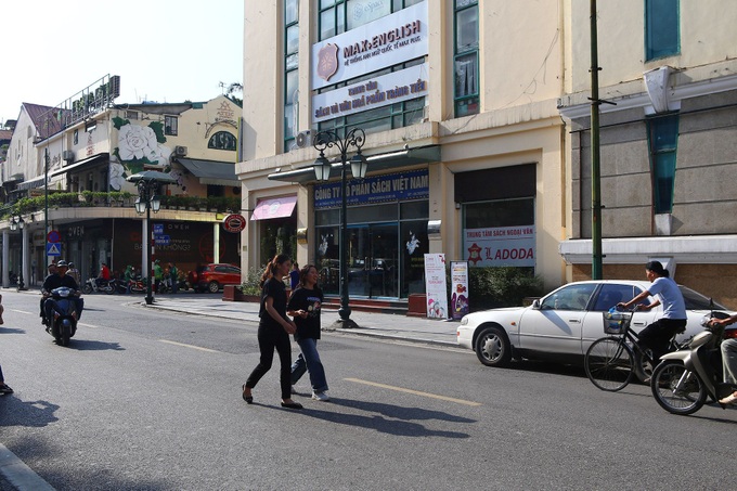 Hanoi's Trang Tien Street before and now - 14