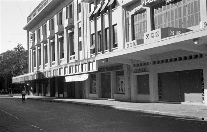 Hanoi's Trang Tien Street before and now - 17