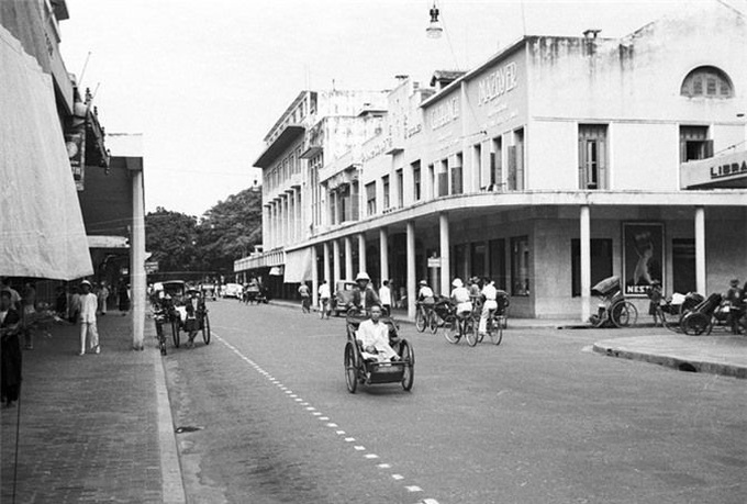 Hanoi's Trang Tien Street before and now - 3