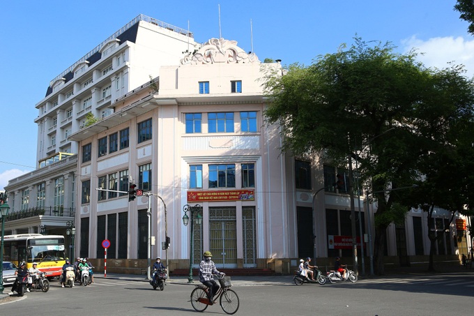 Hanoi's Trang Tien Street before and now - 6