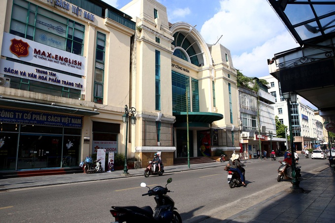 Hanoi's Trang Tien Street before and now - 8