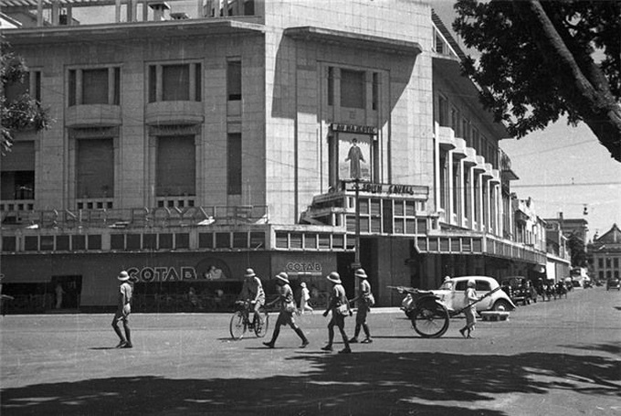 Hanoi's Trang Tien Street before and now - 9