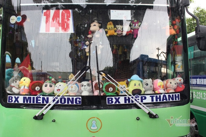 Stuffed toys cheer up bus passengers - 2 Stuffed toys cheer up bus passengers - 2