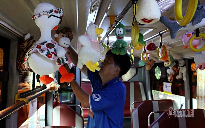 Stuffed toys cheer up bus passengers - 1 Stuffed toys cheer up bus passengers - 1