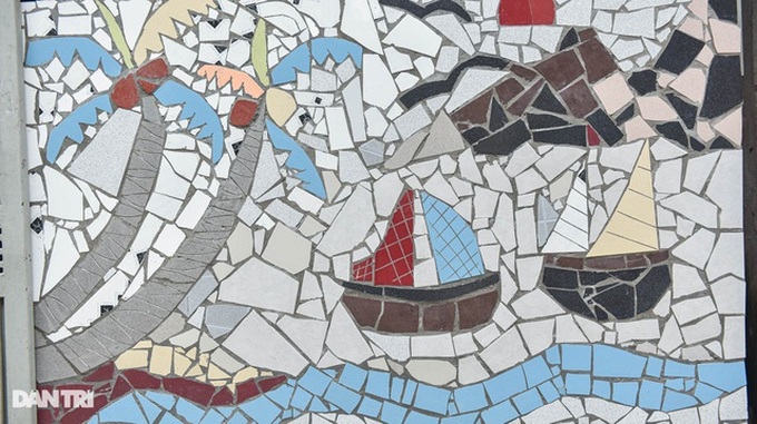 Villagers create ceramic wall from thrown-away items - 3 Villagers create ceramic wall from thrown-away items - 3