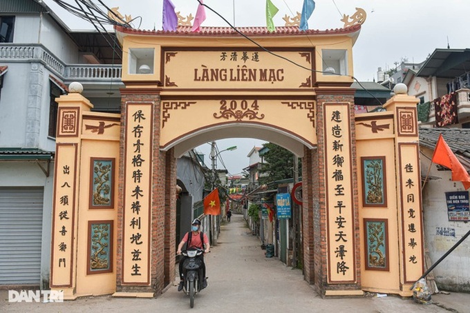 Villagers create ceramic wall from thrown-away items - 1 Villagers create ceramic wall from thrown-away items - 1