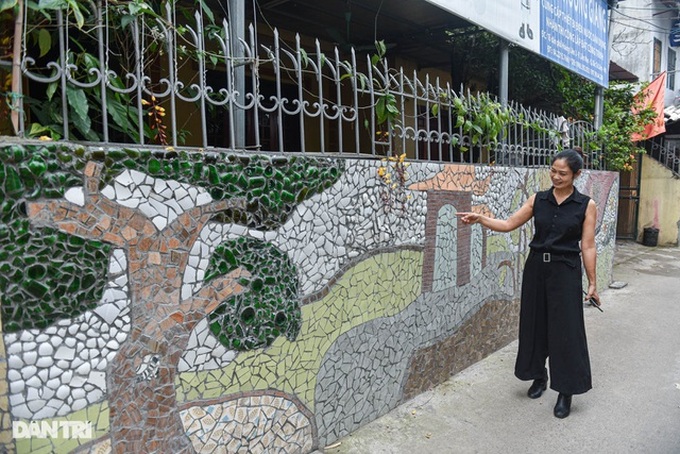 Villagers create ceramic wall from thrown-away items - 2 Villagers create ceramic wall from thrown-away items - 2