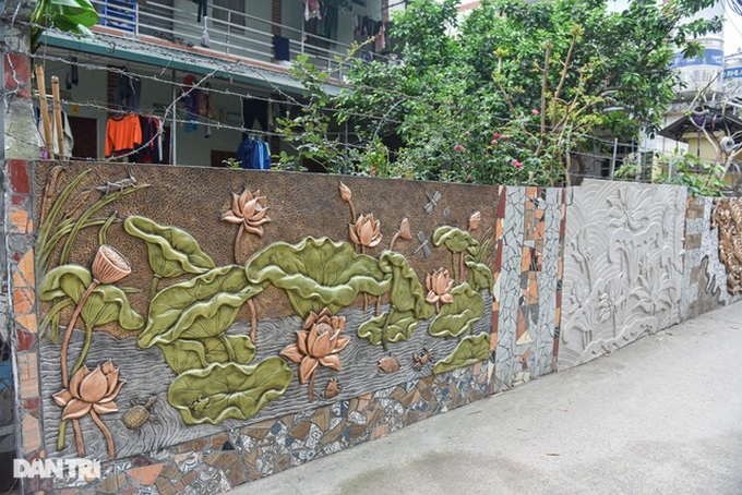 Villagers create ceramic wall from thrown-away items - 5 Villagers create ceramic wall from thrown-away items - 5