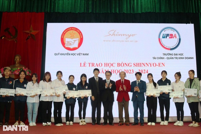 Shinnyo-en Foundation presents scholarships to students in Hung Yen, Nam Dinh - 1