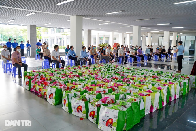 Dantri/Dtinews charity programme sends 800 gifts to Hanoi residents - 3