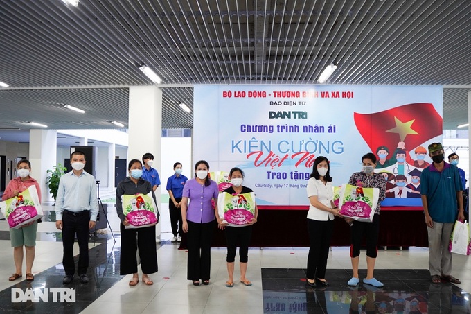 Dantri/Dtinews charity programme sends 800 gifts to Hanoi residents - 5