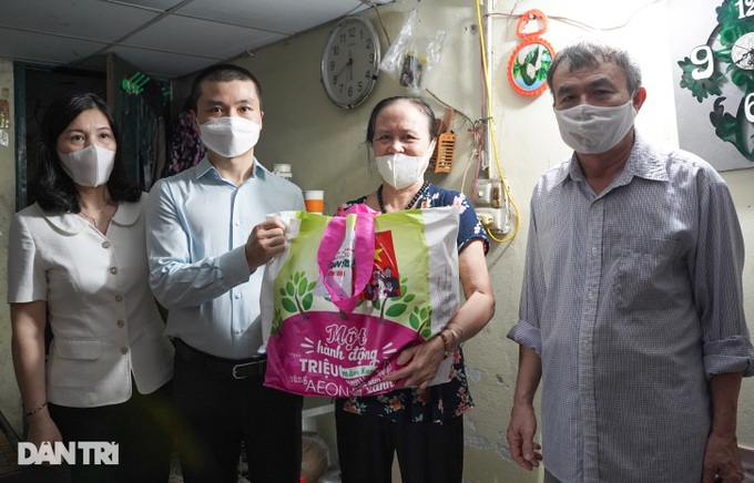 Dantri/Dtinews charity programme sends 800 gifts to Hanoi residents - 6