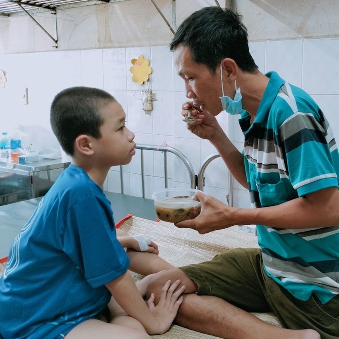 Binh Phuoc boy receives donations to treat cancer - 3