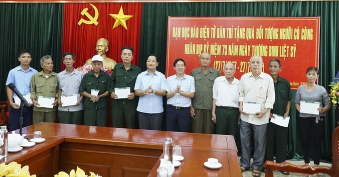 Dantri transfers donations to war invalids and martyrs - 3