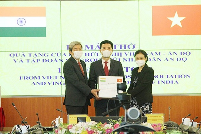 Vietnam presents 100 ventilators to India - 1