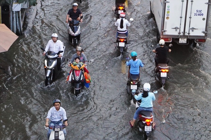 High tides submerge HCM City streets - 2