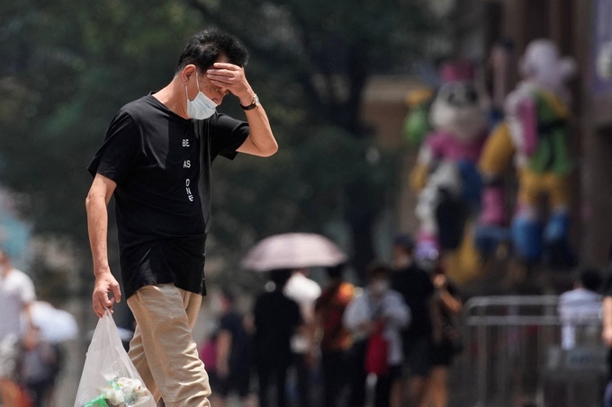 Record temperatures in Shanghai as heatwave bakes China - 1 Record temperatures in Shanghai as heatwave bakes China - 1