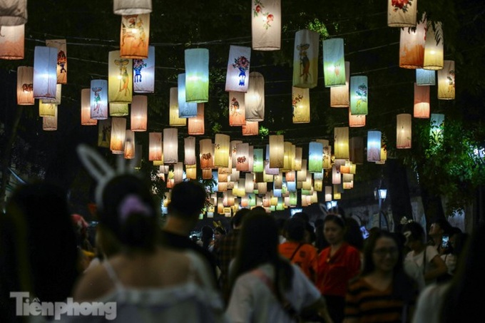 Hanoi streets jammed as Mid-Autumn Festival nears - 9