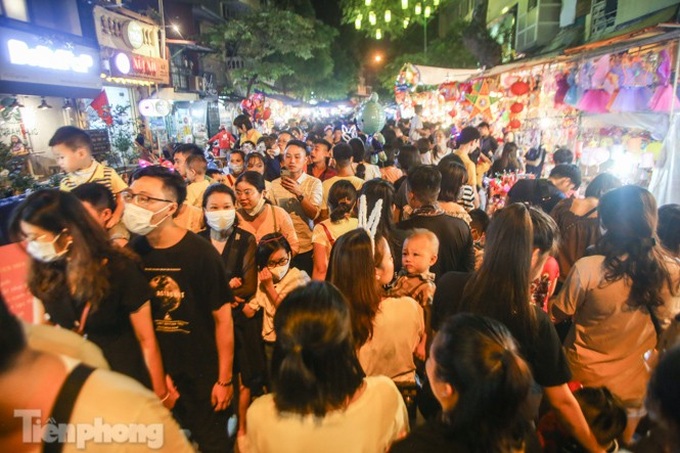 Hanoi streets jammed as Mid-Autumn Festival nears - 2