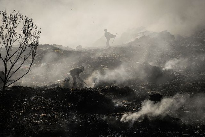 Exhibition showcases urban pollution in Vietnam - 2 Exhibition showcases urban pollution in Vietnam - 2