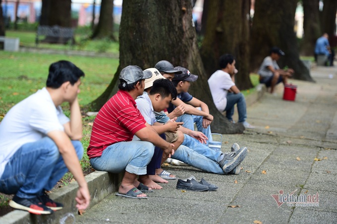 Lax approach to face mask-wearing in HCM City despite heavy fines - 1