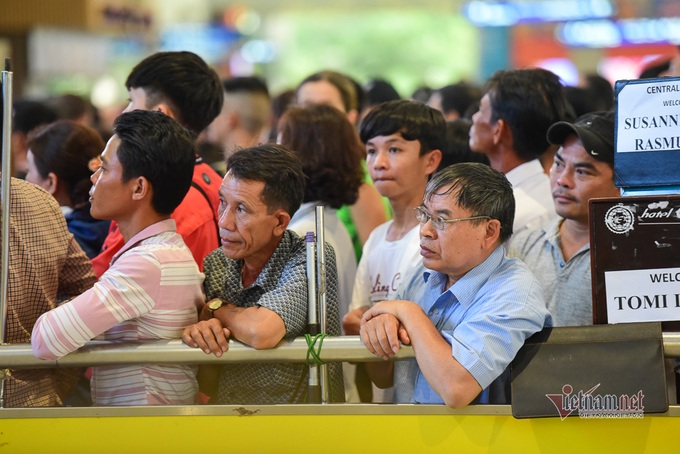 Families reunite at Tan Son Nhat as Tet nears - 6