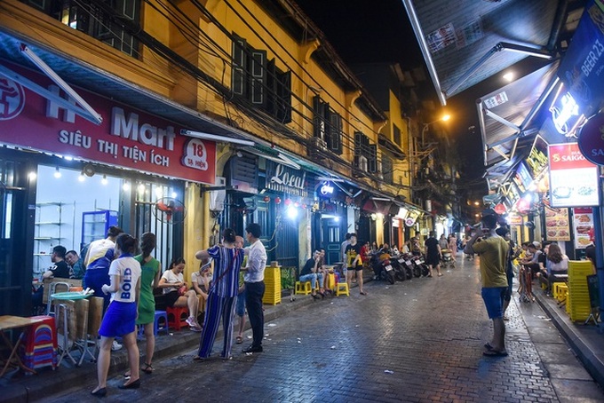 Popular tourist streets in Hanoi, HCM City still quiet after re-opening - 7