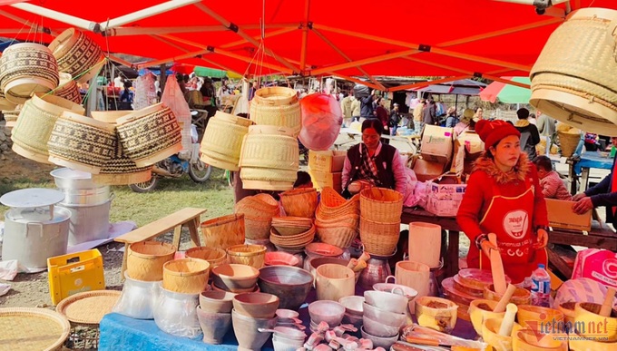 Easier entry to Vietnam-Laos border market - 2
