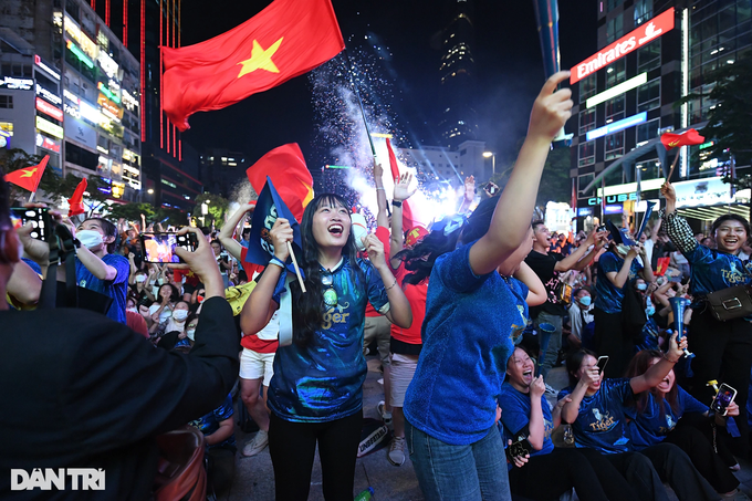Fans flood streets after Vietnam SEA Games football semi win - 3