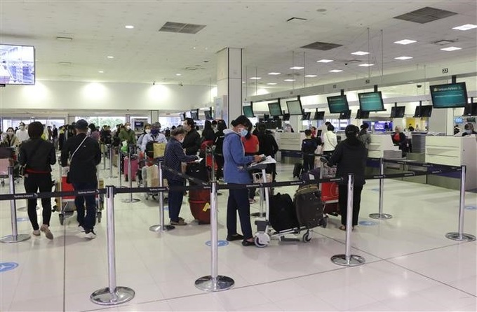 Nearly 1,000 Vietnamese citizens return home - 1