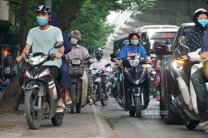 Hanoi faces serious post-Covid-19 outbreak traffic - 2