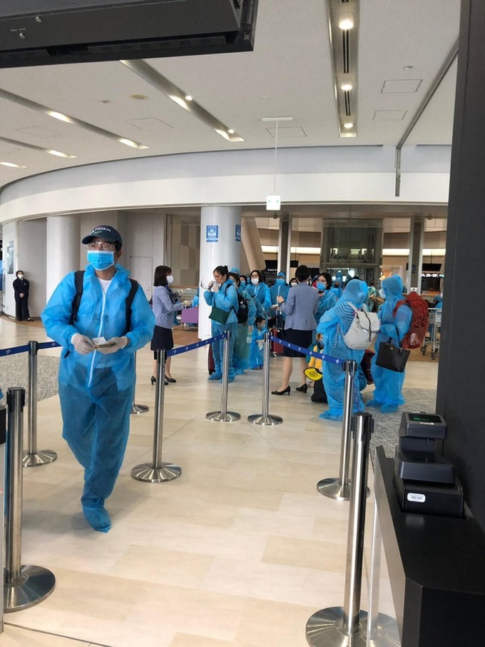 Over 340 Vietnamese citizens brought home from Japan - 1
