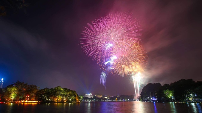 Sparkling fireworks light up Hanoi sky as lunar New Year 2019 turns - 1
