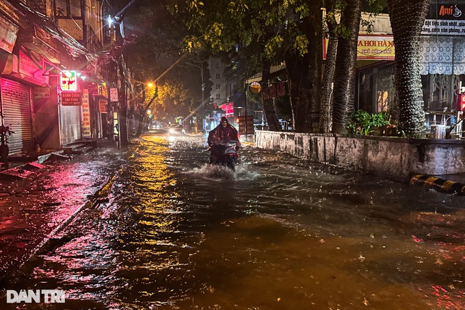 Hanoi streets submerged following heavy rain - 2 Hanoi streets submerged following heavy rain - 2