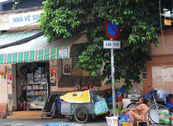 HCM City public toilets face misuse - 1