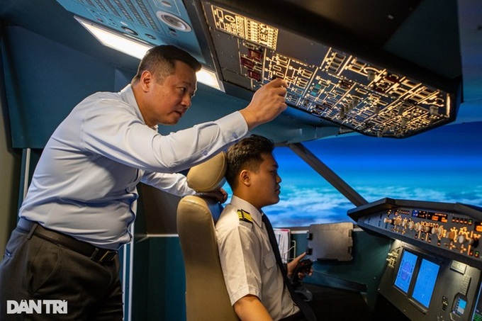 Hanoi aviation academy attracts customers with flight simulator services - 3