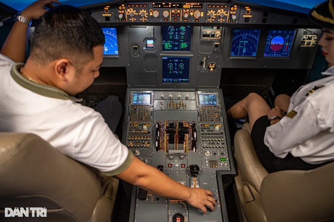 Hanoi aviation academy attracts customers with flight simulator services - 2