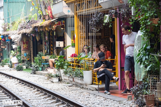 Hanoi train street still crowded despite ban - 3