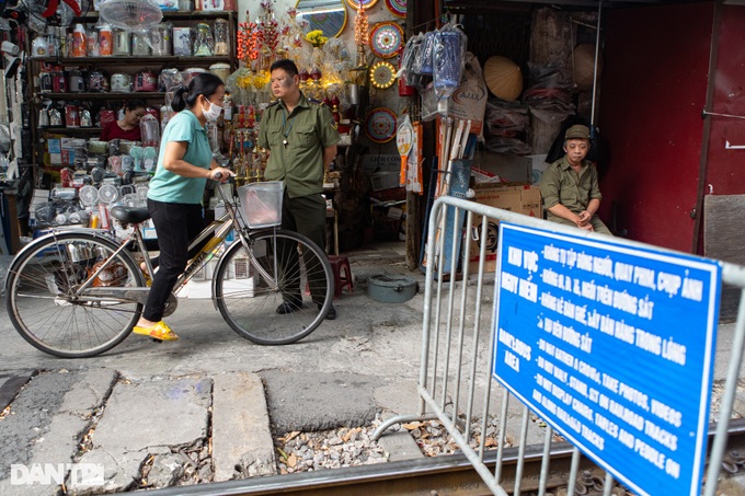 Hanoi train street still crowded despite ban - 6