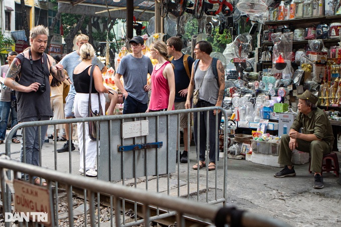 Hanoi train street still crowded despite ban - 7