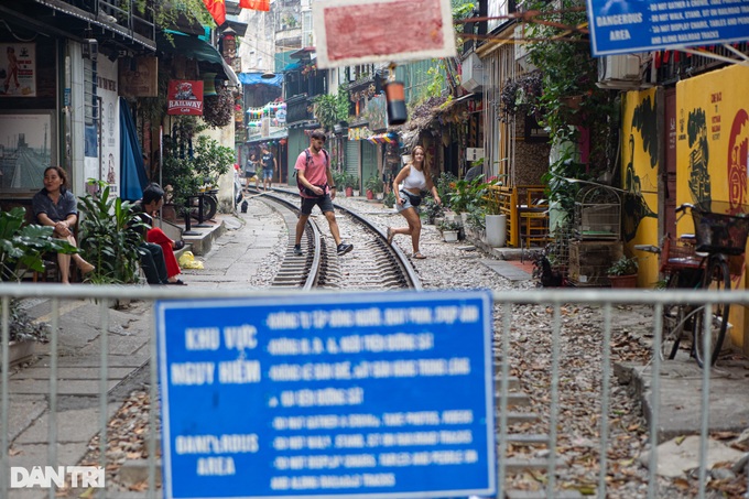 Hanoi train street still crowded despite ban - 2