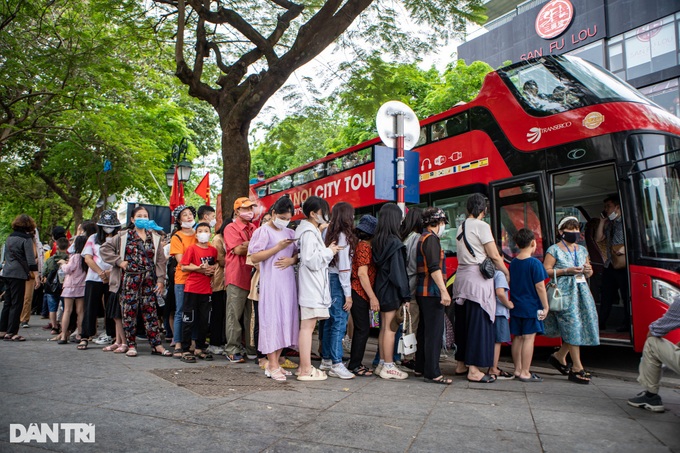 Hanoi provides tour bus service on National Day holiday - 1